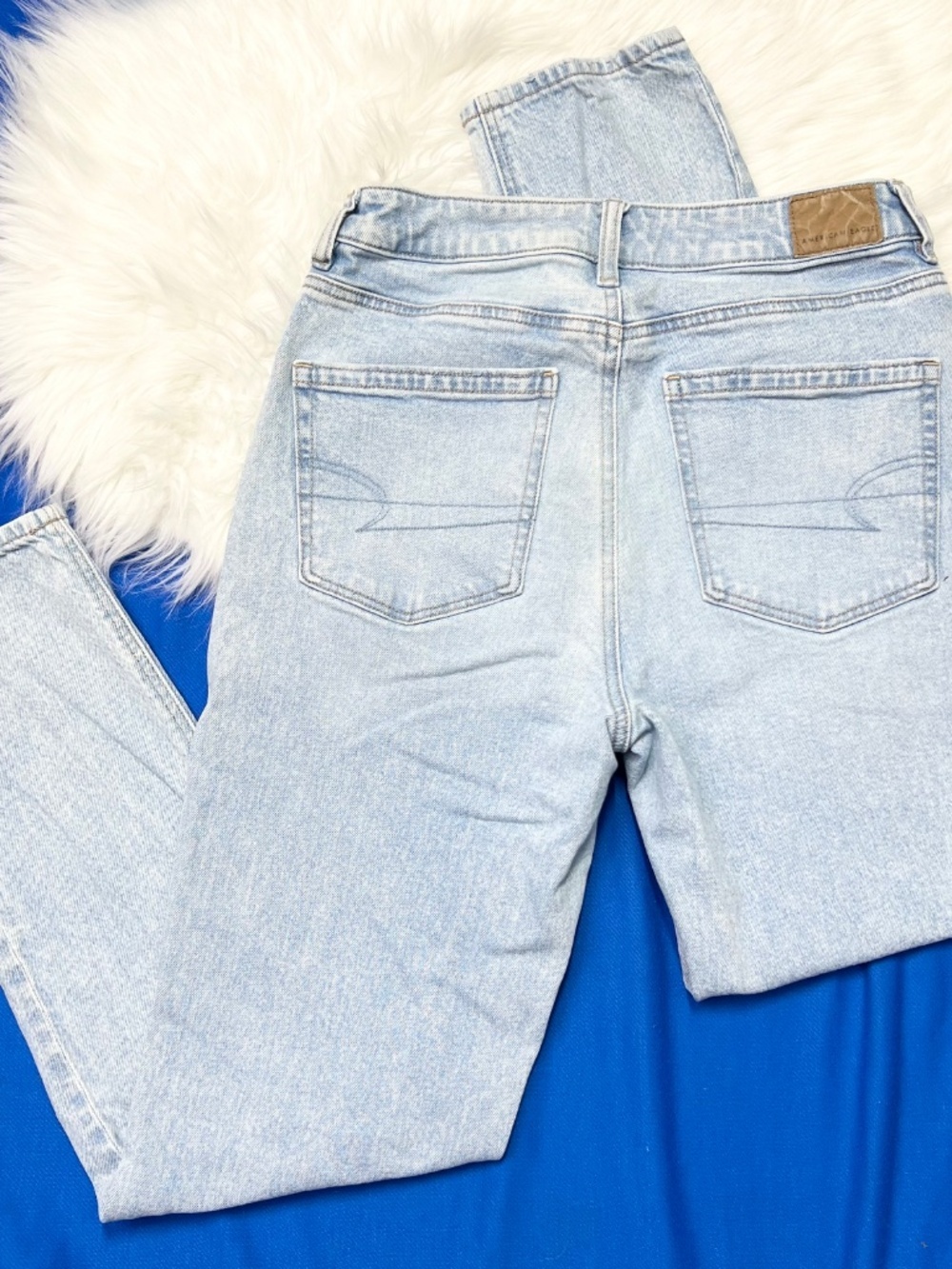 👖|•AMERICAN EAGLE•| High Rise 'Mom Jean' Strigid Denim Size 4👖 - Picture 3 of 8